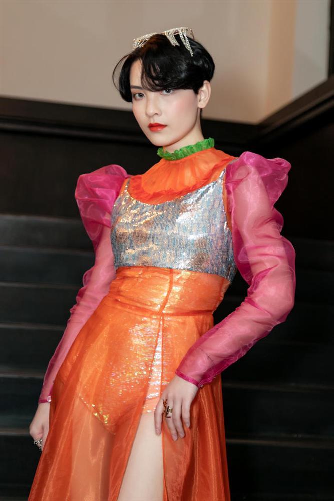 SAO MẶC XẤU: Nhã Phương mặc váy quê mùa sến sẩm - Sulli lộ nội y cùng vòng 1 xập xệ-4