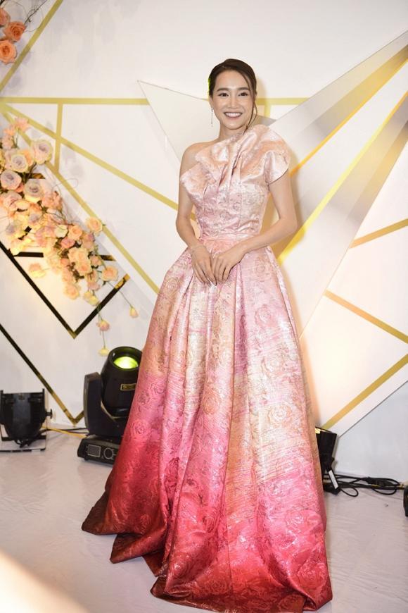 SAO MẶC XẤU: Nhã Phương mặc váy quê mùa sến sẩm - Sulli lộ nội y cùng vòng 1 xập xệ-1