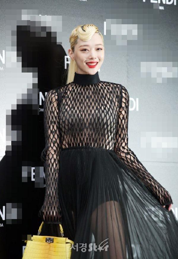 SAO MẶC XẤU: Nhã Phương mặc váy quê mùa sến sẩm - Sulli lộ nội y cùng vòng 1 xập xệ-5