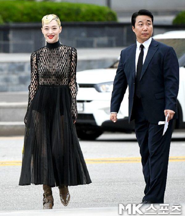 SAO MẶC XẤU: Nhã Phương mặc váy quê mùa sến sẩm - Sulli lộ nội y cùng vòng 1 xập xệ-6