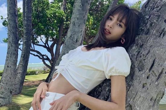 Đăng ảnh khoe chân dài sương sương, BLACKPINK Lisa khiến chiếc áo cháy hàng vì quá hot