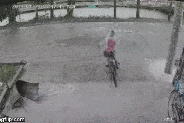 Clip: Cậu bé đạp xe sang đường liền bị ô tô húc bay vào sườn, tài xế sau đó nhấn ga bỏ chạy gây bức xúc