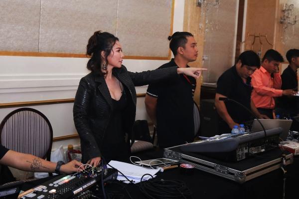 Người tình đại gia bị đồn bỏ tiền cho nam diễn viên Quý Bình mở công ty là ai?-9