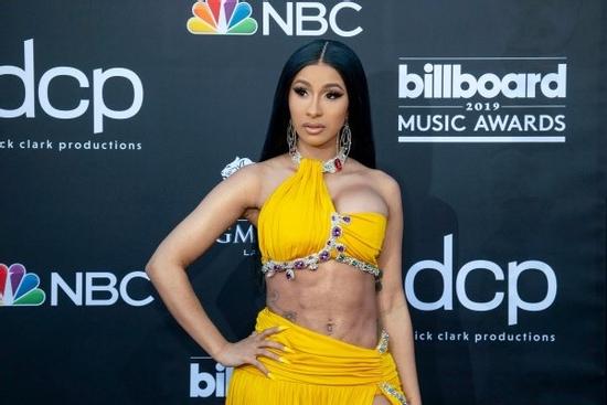 Bị anti-fan mỉa mai là 'cơ thể cái gì cũng giả', Cardi B đã dằn mặt không thương tiếc