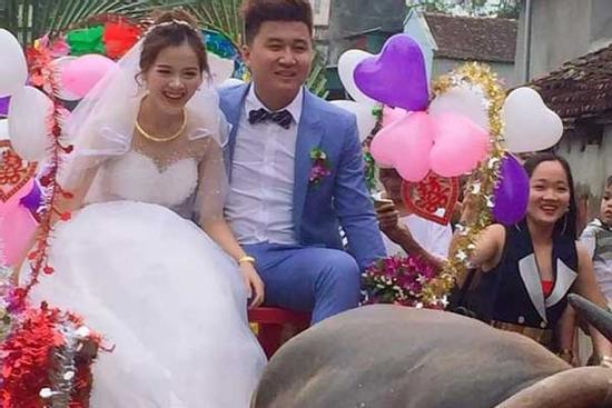 Nhan sắc cô dâu 'cưỡi trâu về nhà chồng' nở nụ cười rạng rỡ làm dân mạng hết lời khen ngợi