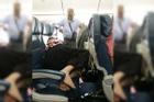 Bức ảnh người chồng đứng liền 6 tiếng đồng hồ trên máy bay để vợ mình ngủ khiến cư dân mạng tranh cãi, liệu đây có phải là tình yêu thực sự?