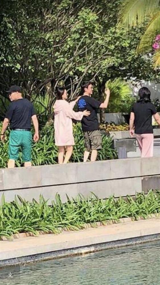 Vợ chồng Triệu Lệ Dĩnh - Phùng Thiệu Phong hẹn hò tình tứ giữa tin đồn ly hôn-2