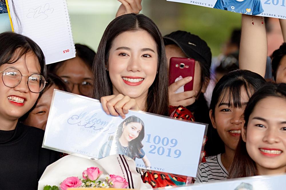 Jun Vũ trổ tài nói tiếng Thái, làm phiên dịch cho Esther Supreeleela-1