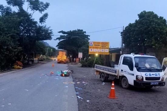 Chồng khóc bên thi thể vợ đang mang thai bị xe cán tử vong ở Hòa Bình