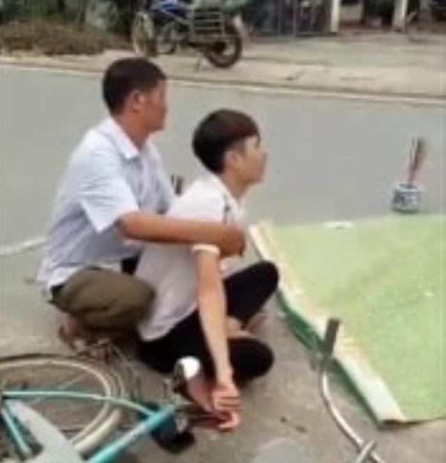 Chồng khóc bên thi thể vợ đang mang thai bị xe cán tử vong ở Hòa Bình-2