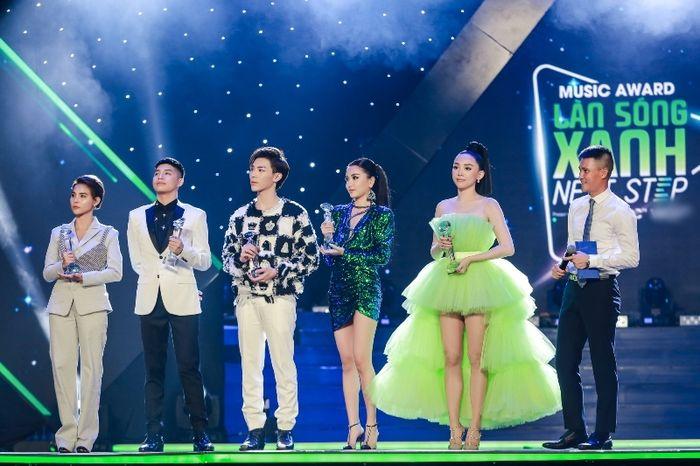 Giải thưởng thế nào mới thỏa mãn được sao Việt?-1