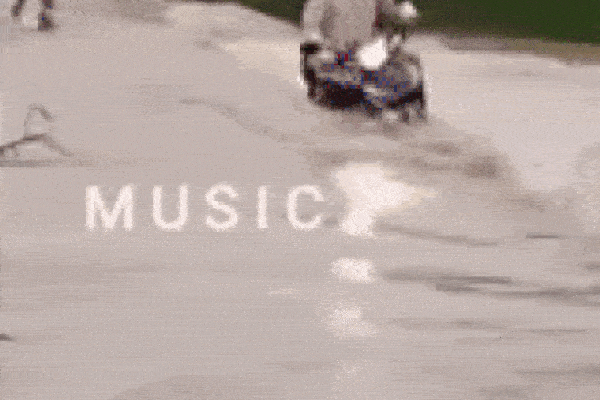 Clip: Kinh hoàng trước khoảnh khắc nữ sinh đi xe đạp điện ngược chiều bị ô tô hất lên không trung-2