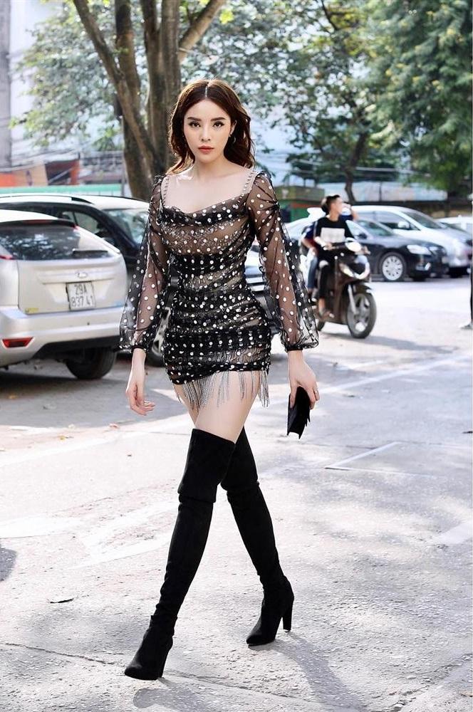 Thân mấy thì thân, Hà Lade vẫn kém sang hơn hẳn Kỳ Duyên khi cùng mặc váy xuyên thấu vì miếng dán ngực lù lù-6