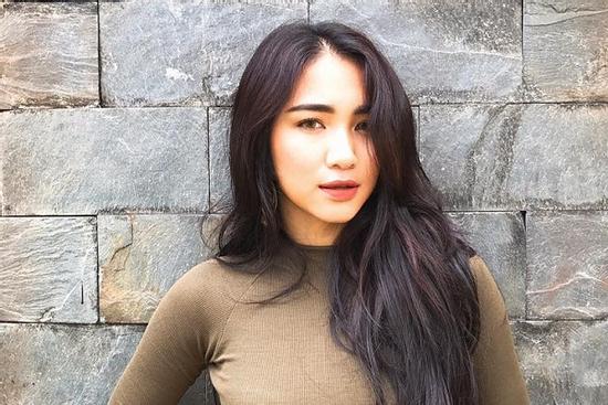 Phản ứng 'mềm như bún' lạ lùng của Hòa Minzy khi bị anti-fan chỉ trích ăn bám người tình thiếu gia