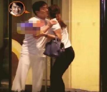 Thành Long gây bàn tán vì hình ảnh đưa đón phụ nữ về nhà lúc nửa đêm-1