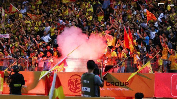 CĐV Nam Định trút mưa pháo sáng khiến 1 người phải nhập viện cấp cứu-1