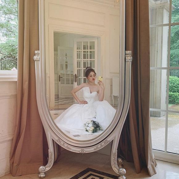 Á hậu Phương Nga đăng ảnh diện váy cưới xinh ngút ngàn, fan rần rần hối thúc Bình An chuyện cưới xin-2