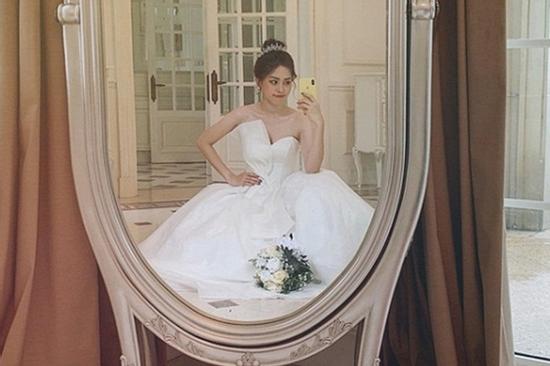 Á hậu Phương Nga đăng ảnh diện váy cưới xinh ngút ngàn, fan rần rần hối thúc Bình An chuyện cưới xin