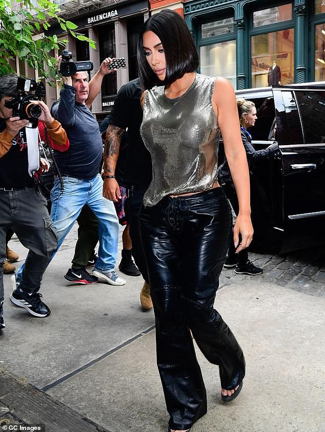Kim Kardashian cắt tóc ngắn trẻ trung, diện mạo khác lạ khi ra phố-4