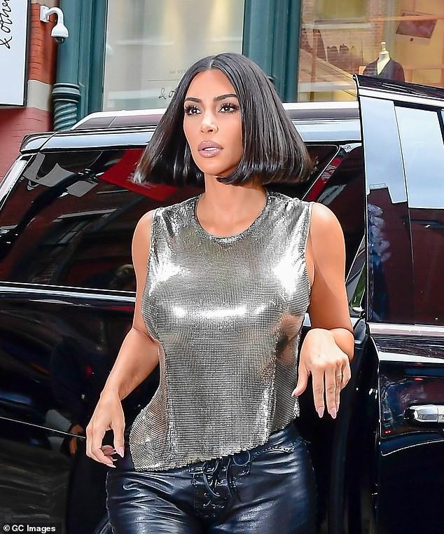 Kim Kardashian cắt tóc ngắn trẻ trung, diện mạo khác lạ khi ra phố-5