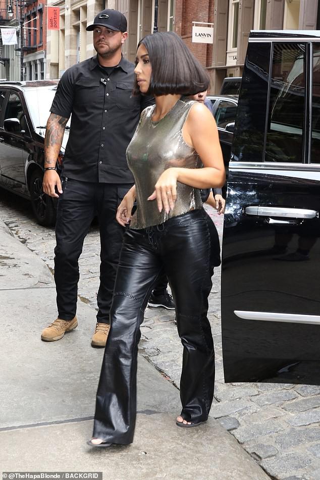 Kim Kardashian cắt tóc ngắn trẻ trung, diện mạo khác lạ khi ra phố-6