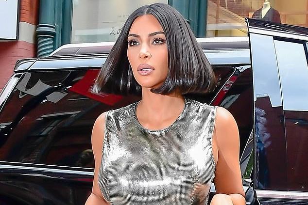 Kim Kardashian chia sẻ ảnh mặt mộc đầy vết tấy đỏ do căn bệnh vẩy nến để lại khiến ai nhìn cũng xót xa-6