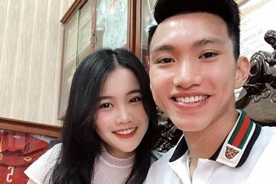 Sau Nhật Lê - Quang Hải, fans chỉ ra bằng chứng tình đẹp của Văn Hậu và bạn gái hot girl rạn nứt?
