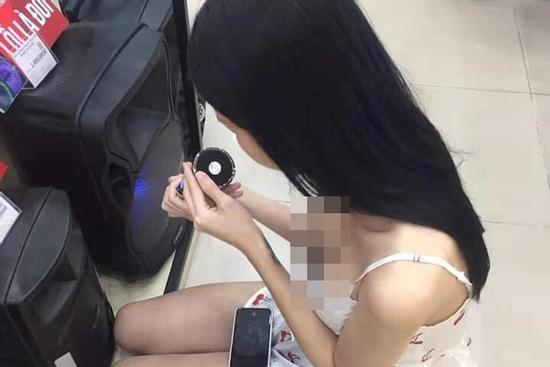 Cúi xuống chọn hàng, gái xinh khiến cư dân mạng đỏ mặt vì không mặc nội y