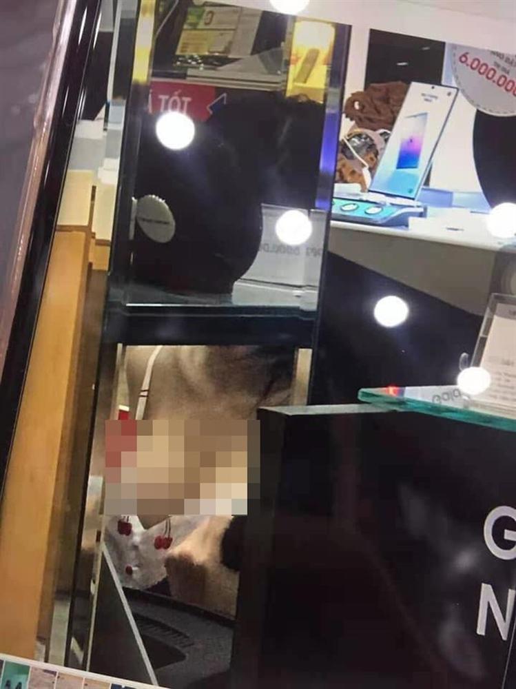 Cúi xuống chọn hàng, gái xinh khiến cư dân mạng đỏ mặt vì không mặc nội y-2