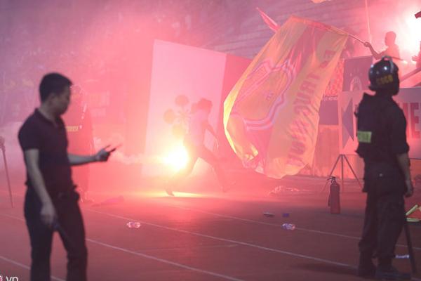 Nữ cổ động viên kể khoảnh khắc bị pháo sáng ném vào chân ở Hàng Đẫy-2