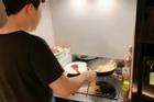 Mải khoe mẽ tài nghệ bếp núc, Trấn Thành không ngờ làm văng cả chảo mì khiến Hari Won hết vía