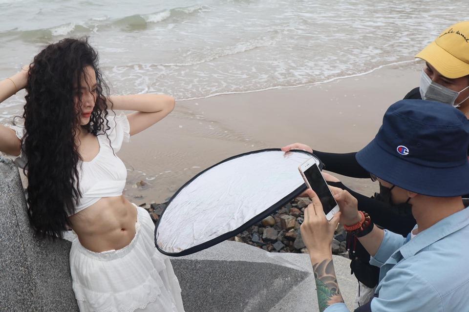 Angela Phương Trinh khoe bụng 6 múi cuồn cuộn khiến VĐV thể hình số 1 Việt Nam trầm trồ-4