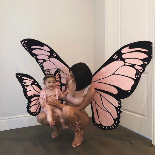 Bé Stormi được mẹ sắm cho đôi cánh bướm màu hồng đẹp không thua gì các thiên thần Victoria's Secret.