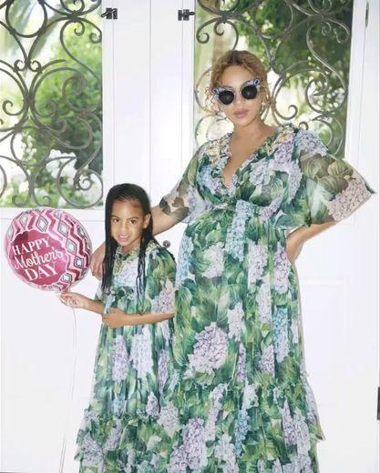 Beyoncé và bé Blue Ivy mang đến cả một vườn hồng dịu mát