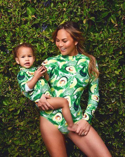 Chrissy Teigen - bà xã của giọng ca John Legend cùng bé Luna hóa thân thành 2 quả bơ dễ thương.