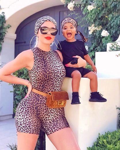 Khloe Kardashian mặc váy da beo khoe dáng thì bé True cũng được đeo chiếc băng đô họa tiết tương tự.