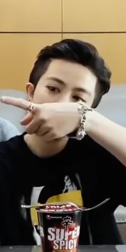 Sau nghi án chia tay Vĩnh Thụy, Hoàng Thùy Linh vướng nghi án hẹn hò đồng tính Gil Lê-8