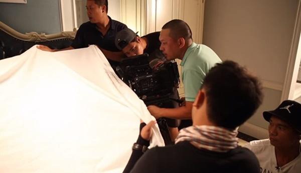 Cảnh giường chiếu kiểu Việt: Mọi người trùm chăn vây xem, nam diễn viên hết hơi vì mệt-5