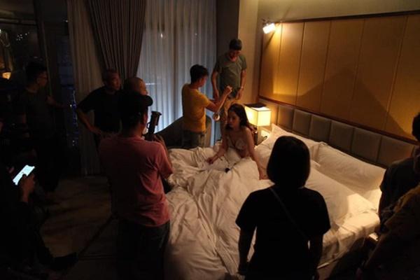 Cảnh giường chiếu kiểu Việt: Mọi người trùm chăn vây xem, nam diễn viên hết hơi vì mệt-7
