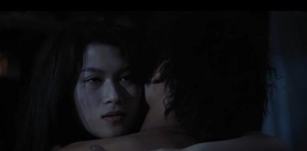 Cảnh giường chiếu kiểu Việt: Mọi người trùm chăn vây xem, nam diễn viên hết hơi vì mệt-11