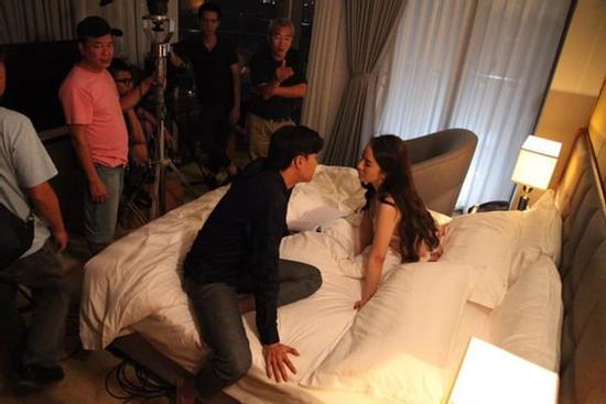 Cảnh 'giường chiếu' kiểu Việt: Mọi người 'trùm chăn' vây xem, nam diễn viên hết hơi vì mệt