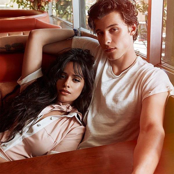 Bị chê hôn như cá đớp, Shawn Mendes - Camila Cabello công khai thị phạm cách ăn cháo lưỡi-1