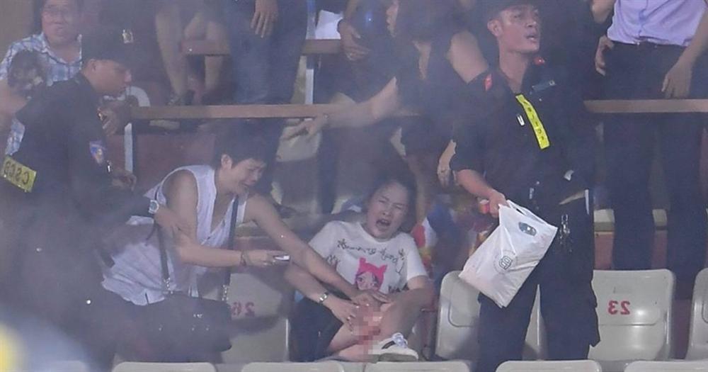 Clip: Đoàn Văn Hậu bịt khẩu trang, lo lắng không ra về vì sợ CĐV Nam Định ném pháo sáng-1