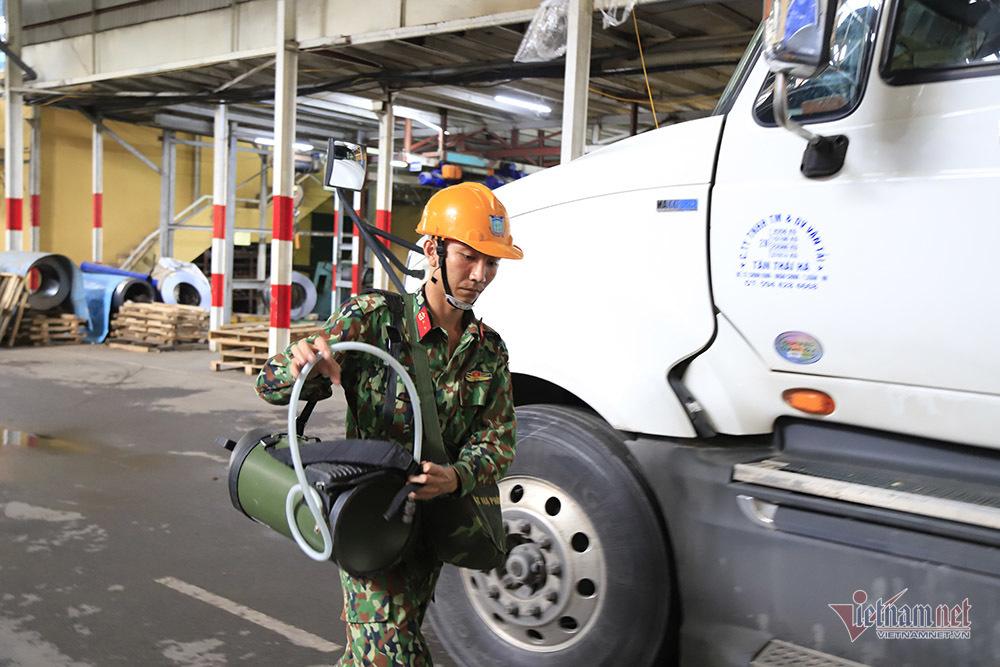 Rùng mình kho hàng Rạng Đông lần đầu tiết lộ, binh sĩ kín mít tẩy độc-7