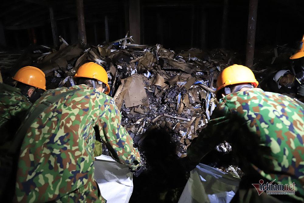 Rùng mình kho hàng Rạng Đông lần đầu tiết lộ, binh sĩ kín mít tẩy độc-17