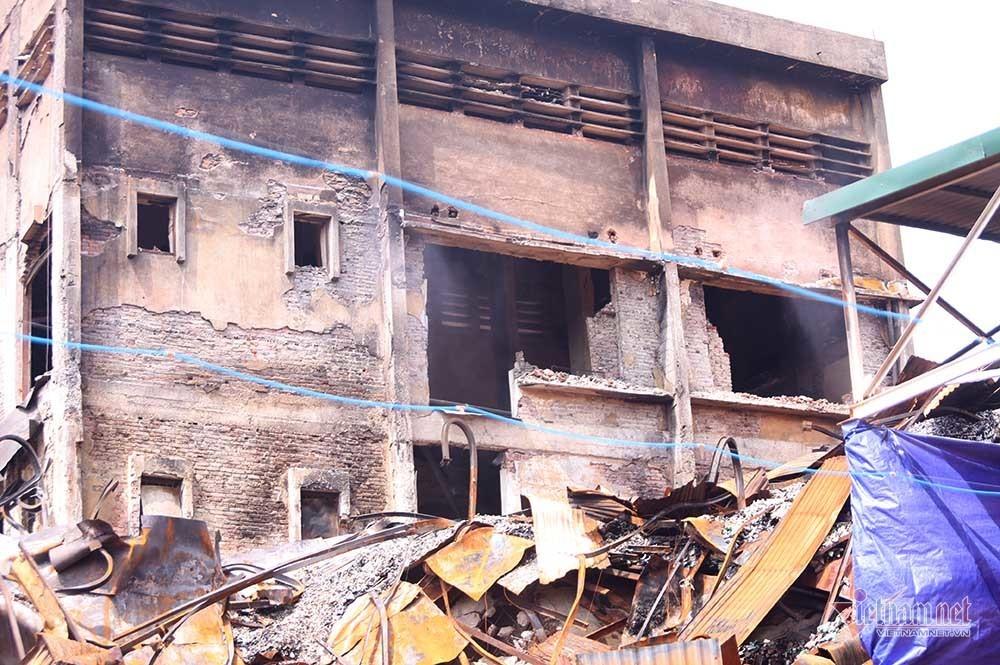 Rùng mình kho hàng Rạng Đông lần đầu tiết lộ, binh sĩ kín mít tẩy độc-2