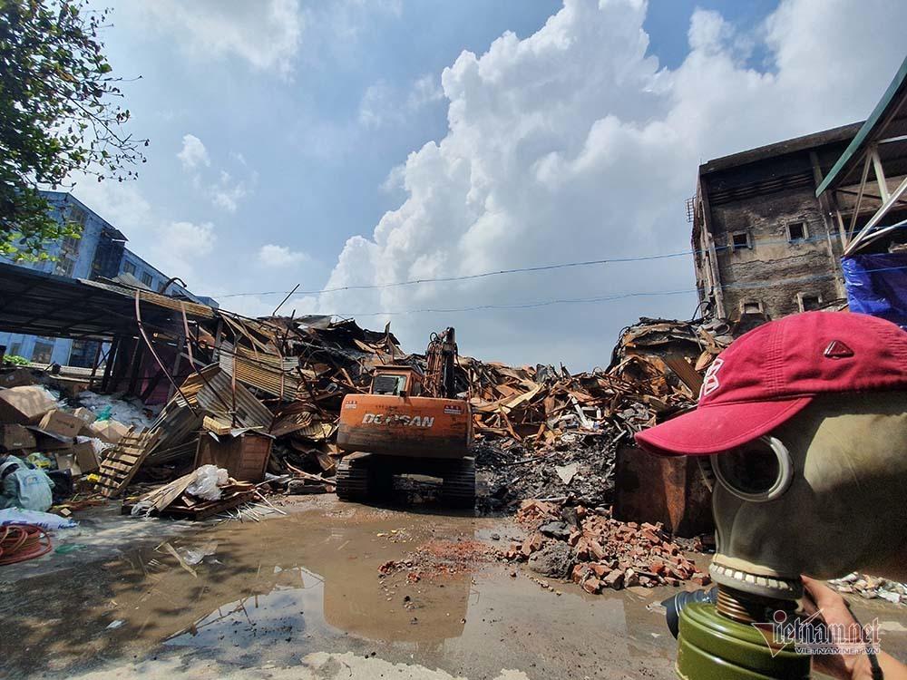 Rùng mình kho hàng Rạng Đông lần đầu tiết lộ, binh sĩ kín mít tẩy độc-1