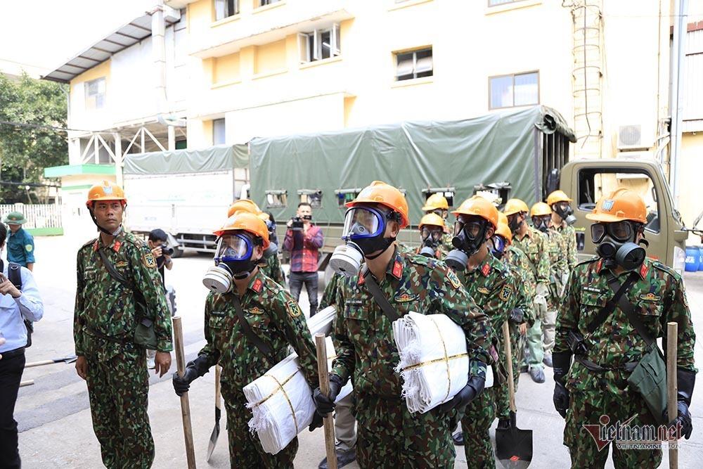 Rùng mình kho hàng Rạng Đông lần đầu tiết lộ, binh sĩ kín mít tẩy độc-14