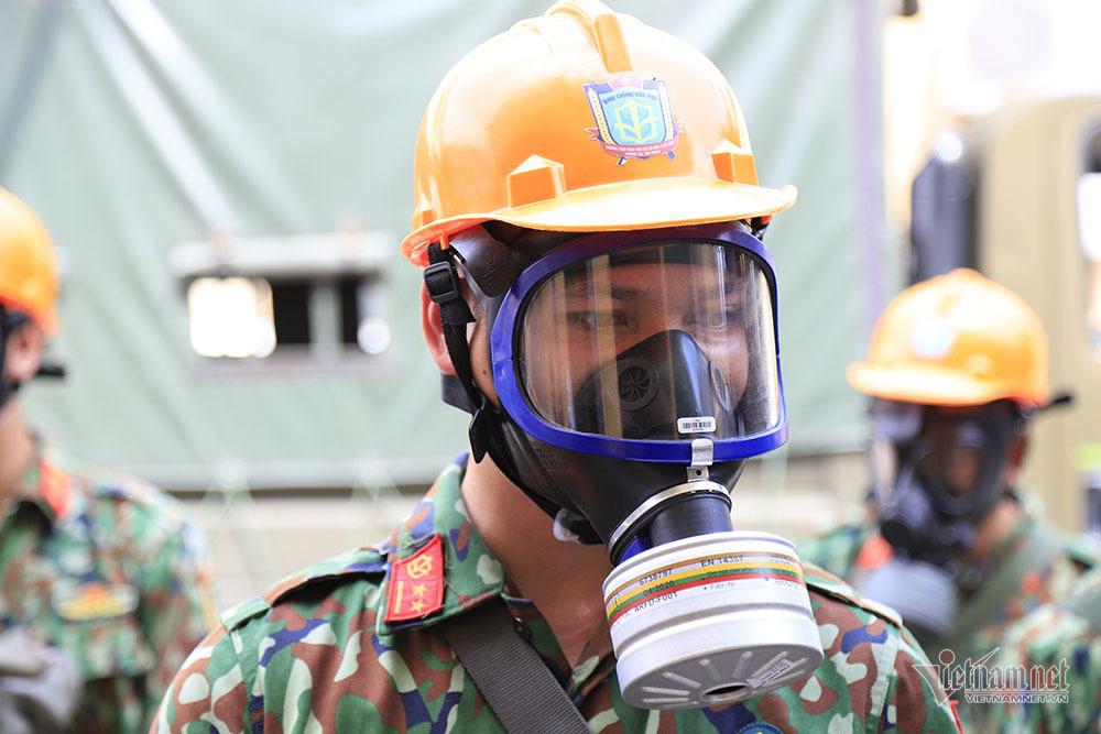 Rùng mình kho hàng Rạng Đông lần đầu tiết lộ, binh sĩ kín mít tẩy độc-15