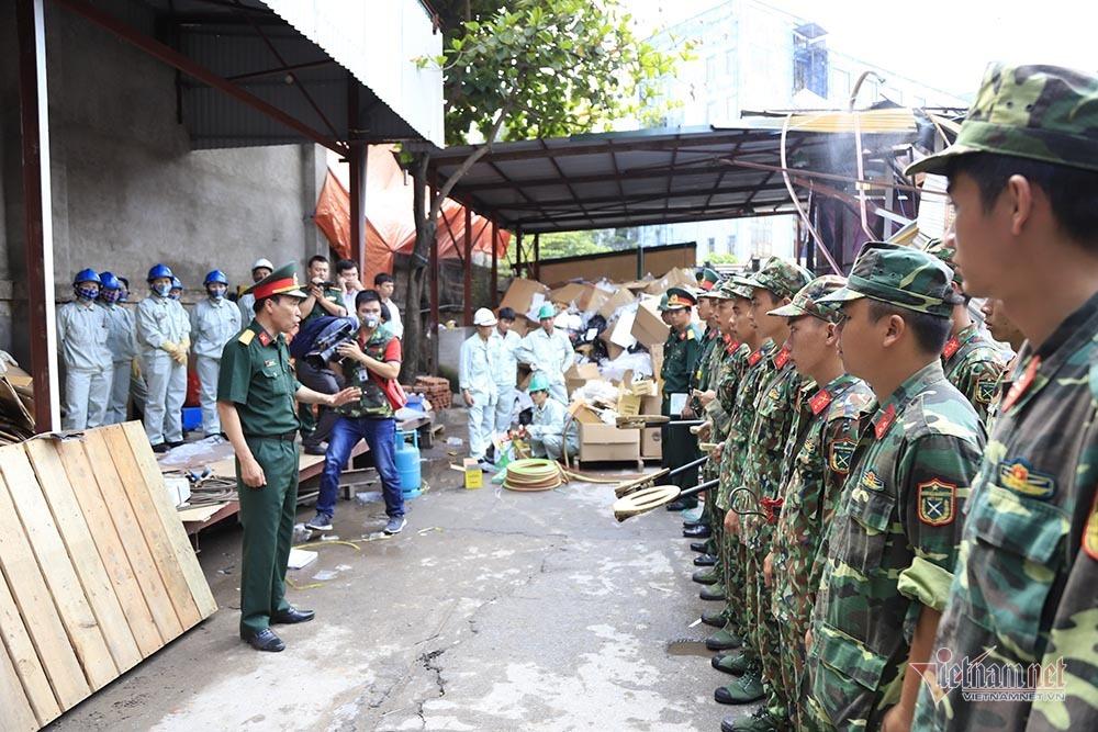 Rùng mình kho hàng Rạng Đông lần đầu tiết lộ, binh sĩ kín mít tẩy độc-13